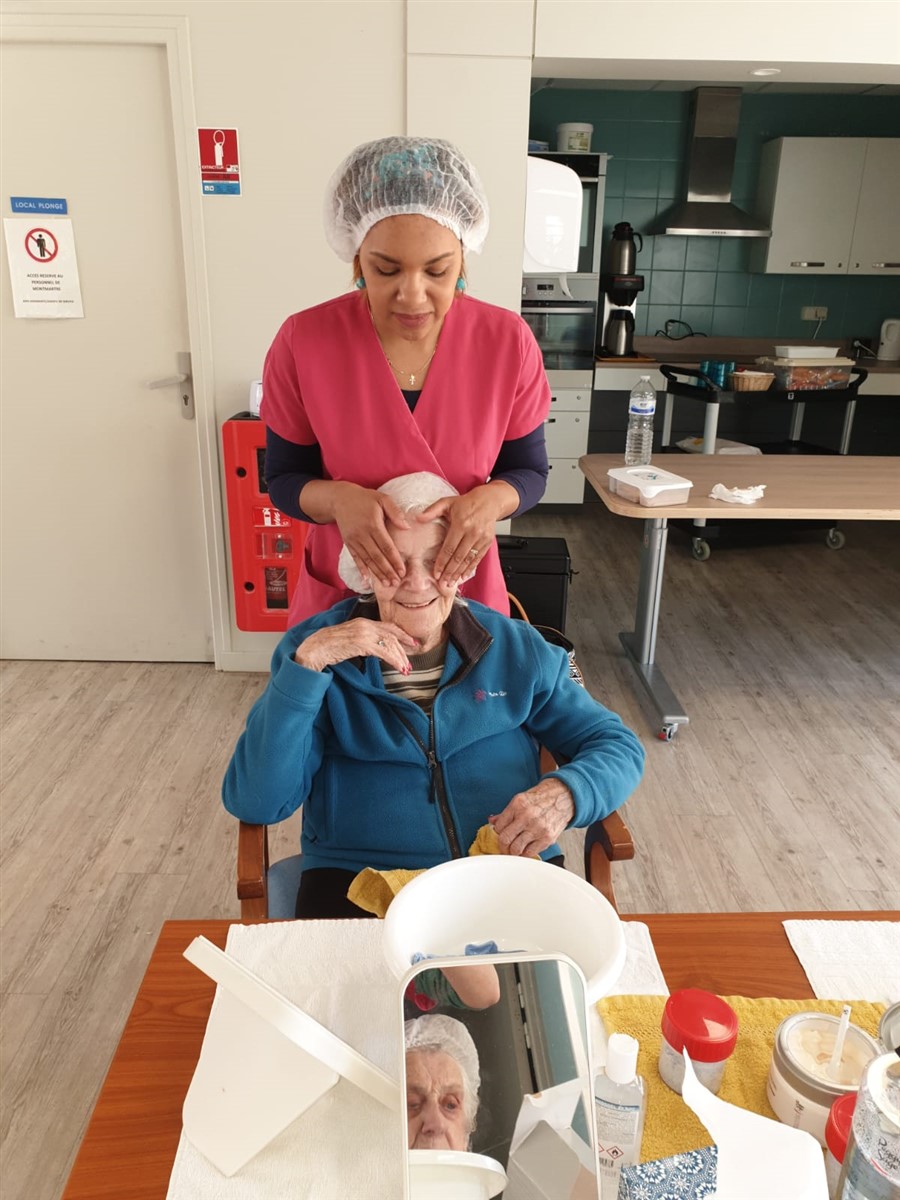 Atelier soin du visage unité Alzheimer